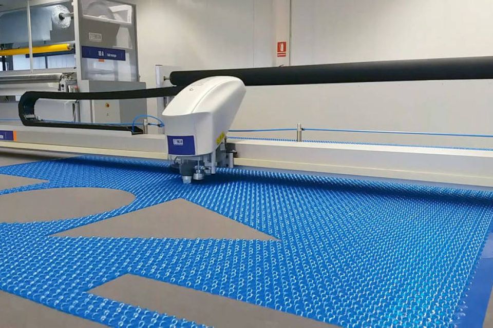 máquina de corte monocapa en proceso de cortar PVC para la industria de la piscina